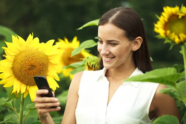 Nahaufnahme Porträt der schönen fröhlichen Frau mit Sonnenblume — Stockfoto