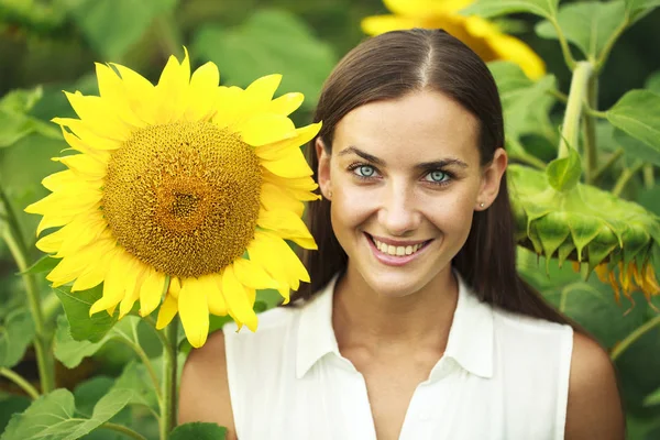 Šťastná žena se slunečnicemi — Stock fotografie