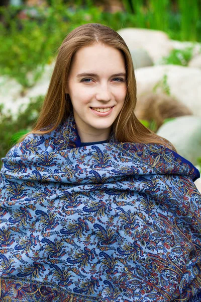 Jovem Mulher Loira Feliz Cachecol Azul Verão Livre — Fotografia de Stock