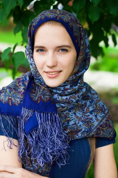 Χαρούμενος Νεαρός Ξανθιά Γυναίκα Στο Μπλε Φουλάρι Εξωτερικούς Χώρους Καλοκαίρι — Φωτογραφία Αρχείου