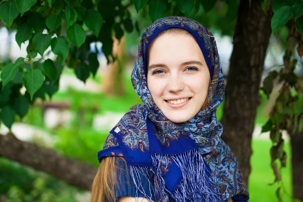 Jovem Mulher Loira Feliz Cachecol Azul Verão Livre — Fotografia de Stock