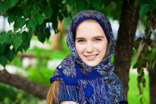 Mujer Rubia Joven Feliz Bufanda Azul Verano Aire Libre —  Fotos de Stock