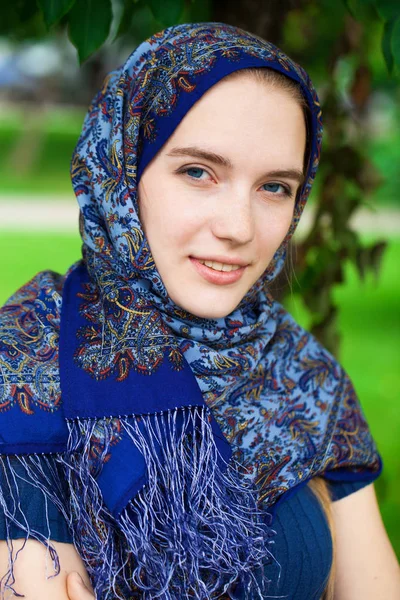 Jovem Mulher Loira Feliz Cachecol Azul Verão Livre — Fotografia de Stock
