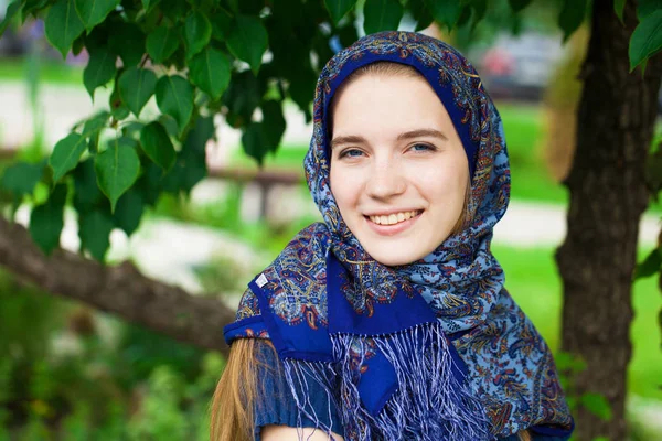 Felice giovane donna bionda in sciarpa blu — Foto Stock