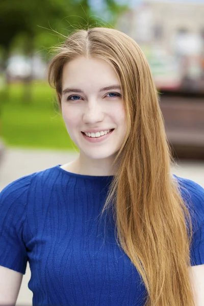 Retrato de cerca de la joven hermosa mujer rubia — Foto de Stock