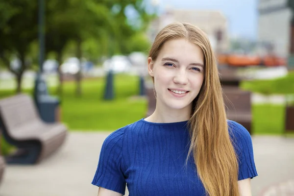 Portret close up van jonge mooie blonde vrouw — Stockfoto