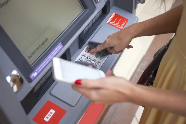Nahaufnahme der Hand, die Pin an einem Geldautomaten eingibt. Finger im Begriff, eine — Stockfoto