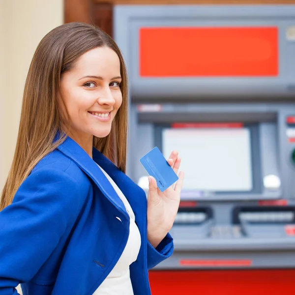 若い女性が Atm にクレジット カードを挿入します。 — ストック写真