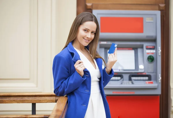 Giovane donna che inserisce una carta di credito al bancomat — Foto Stock
