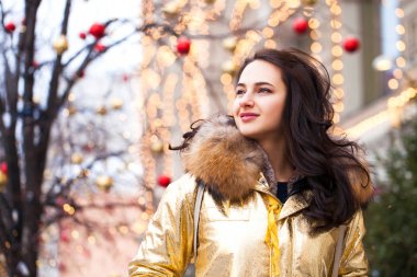 Altın ceketi giyen genç güzel kadın 