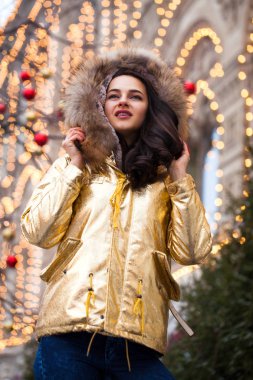 Altın ceketi giyen genç güzel kadın 