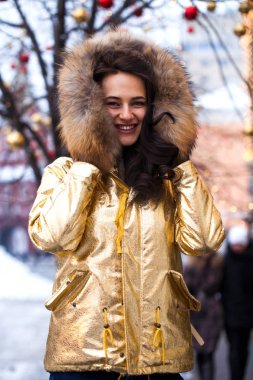 Altın ceketi giyen genç güzel kadın 