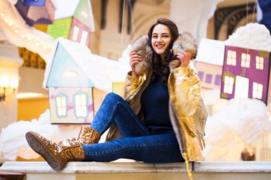 Altın kürk paltolu güzel esmer kadın