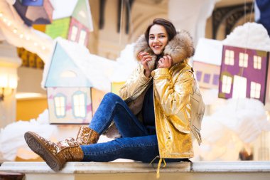 Altın kürk paltolu güzel esmer kadın