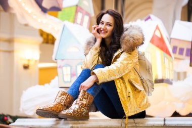 Altın kürk paltolu güzel esmer kadın