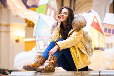 Altın kürk paltolu güzel esmer kadın