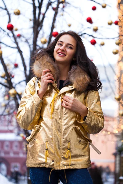 Fiatal gyönyörű nő, a golden kabát — Stock Fotó