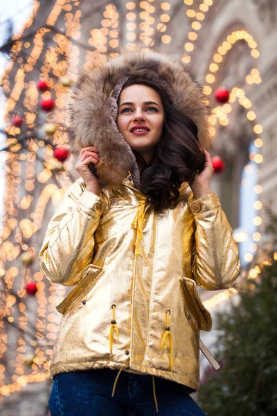 Altın ceketi giyen genç güzel kadın — Stok fotoğraf