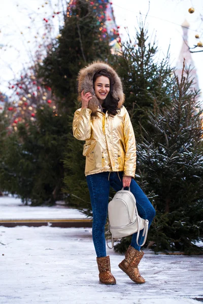 Młoda piękna kobieta w płaszcz zimowy złoty — Zdjęcie stockowe