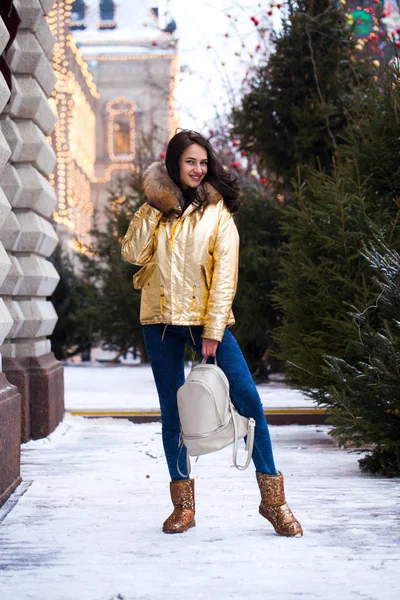 Giovane bella donna in cappotto invernale dorato — Foto Stock