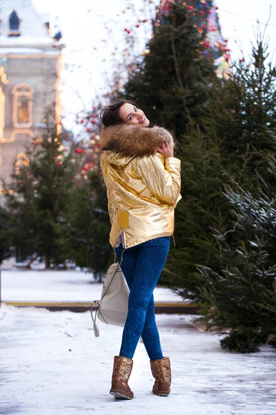 Jovem mulher bonita em casaco de inverno dourado — Fotografia de Stock