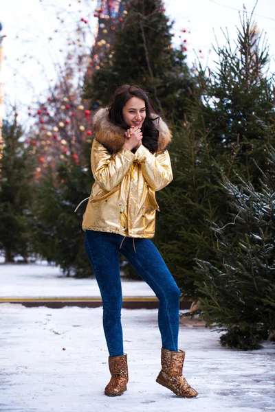 Joven hermosa mujer en abrigo de invierno dorado — Foto de Stock