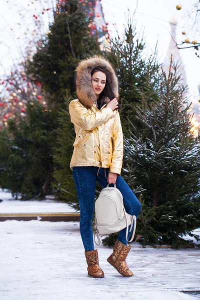 Jovem mulher bonita em casaco de inverno dourado — Fotografia de Stock