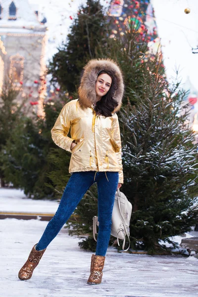 Jeune belle femme en manteau d'hiver doré — Photo