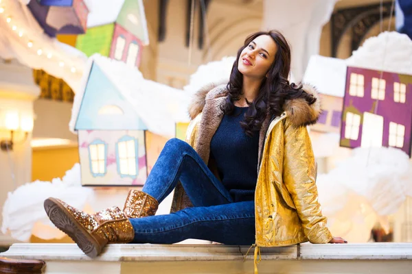 Mooie brunette vrouw in gouden bontjas — Stockfoto