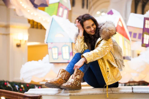 Altın kürk paltolu güzel esmer kadın