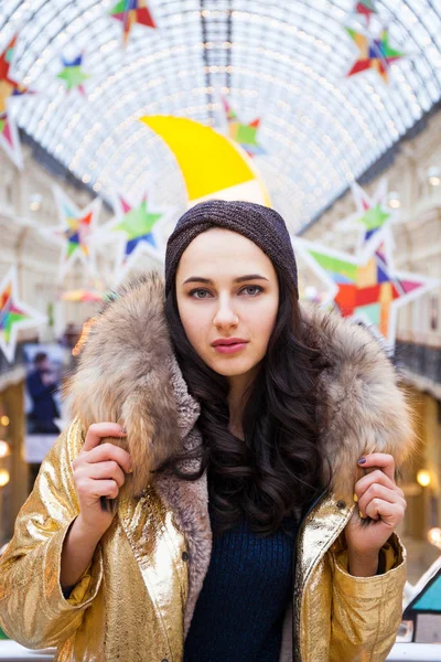 Altın kürk paltolu güzel esmer kadın — Stok fotoğraf