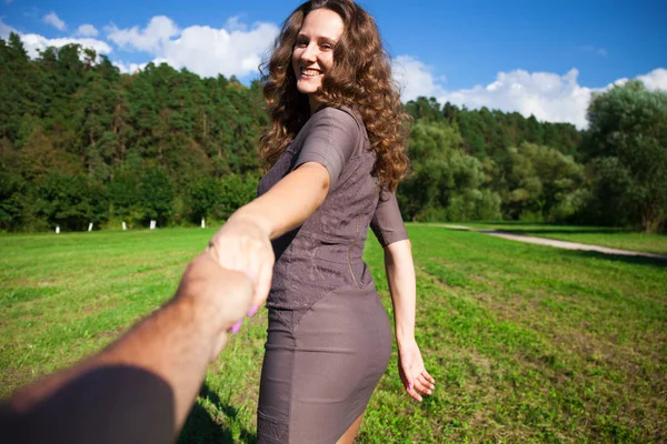 Volg mij, mooie jonge vrouw houdt de hand van een man — Stockfoto