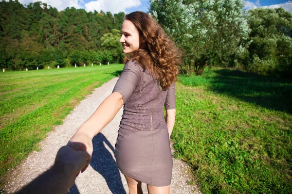 Pójdź za mną, piękna młoda kobieta trzyma w ręce człowieka — Zdjęcie stockowe