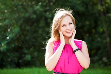 Portre yakın çekim genç güzel sarışın kadın