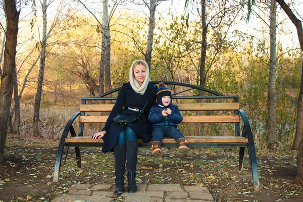 Giovane madre e figlio — Foto Stock