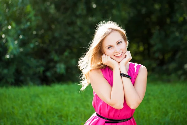 Retrato de cerca de la joven hermosa mujer rubia — Foto de Stock