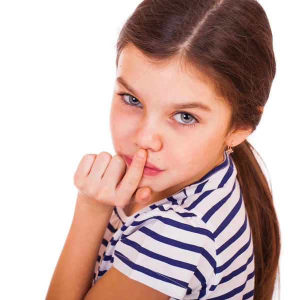 Маленькая девочка положила указательный палец в губы в знак молчания — стоковое фото
