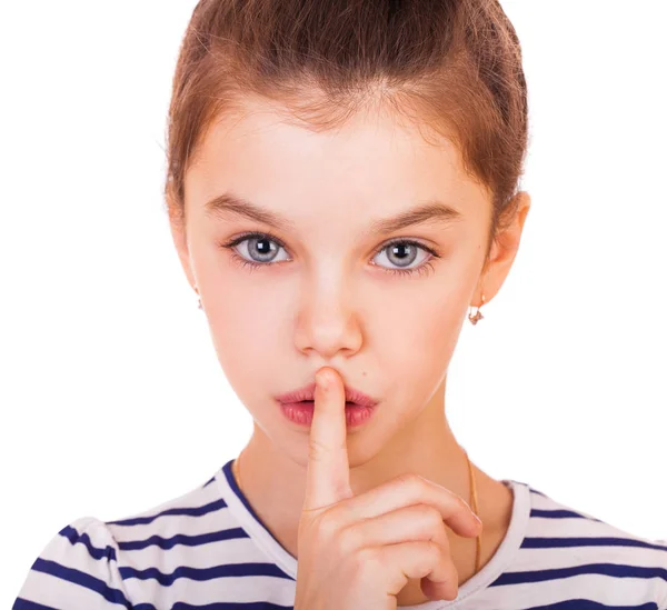 Küçük kız işaret parmağı dudaklar için sessizlik işareti olarak koymuştur — Stok fotoğraf