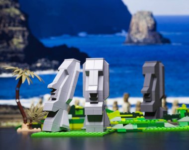 Rusya, 17 Nisan 2018. Oluşturucu Lego. Üç moai, standup 