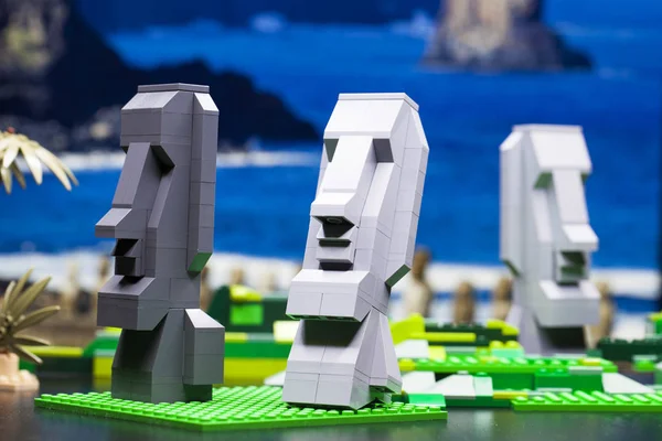 Ρωσία, 17 Απριλίου 2018. Κατασκευή Lego. Όρθιος σε τρεις moai — Φωτογραφία Αρχείου