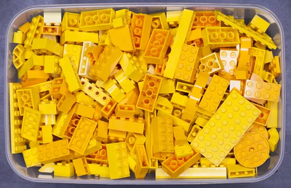 Ruština, 04 duben 2018. Žlutá konstruktor Lego Classic. — Stock fotografie