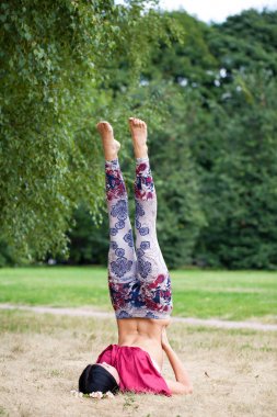 Güzel bacaklarının genç ince model gösterir