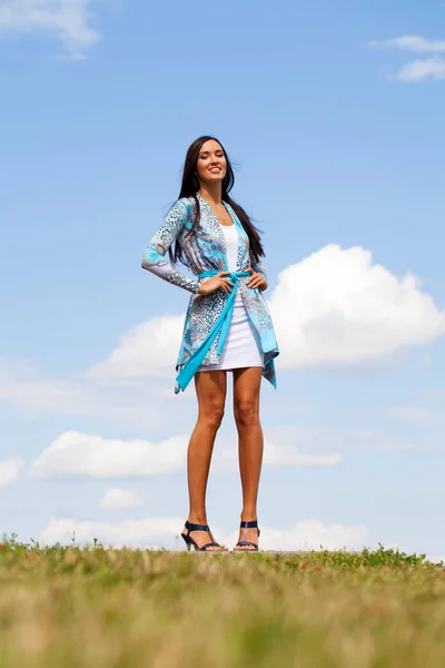 Mulher bonita em vestido sexy azul — Fotografia de Stock