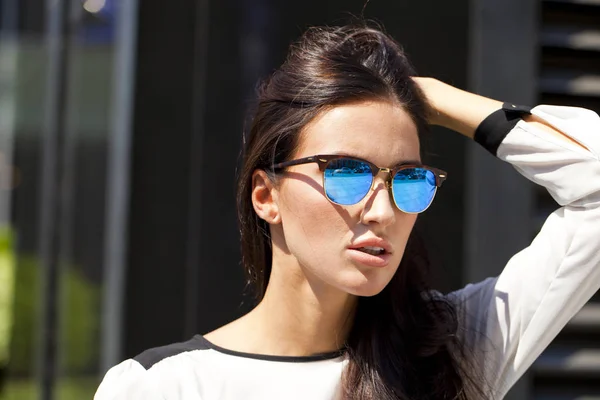 Iş kadını ile mavi yansıtmalı güneş gözlüğü — Stok fotoğraf