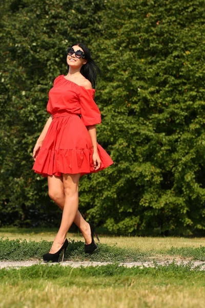 Kırmızı elbiseli güzel kadın. — Stok fotoğraf