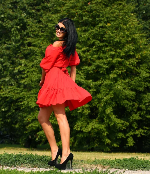 Hermosa mujer en vestido rojo — Foto de Stock