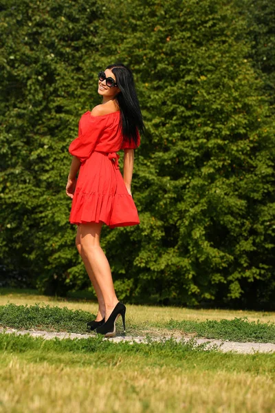 Hermosa mujer en vestido rojo —  Fotos de Stock