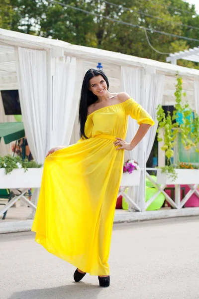 Beautiful young woman in yellow dress — Stock Photo, Image