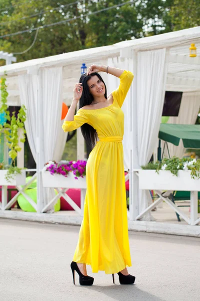 Krásná mladá žena ve žlutých šatech — Stock fotografie