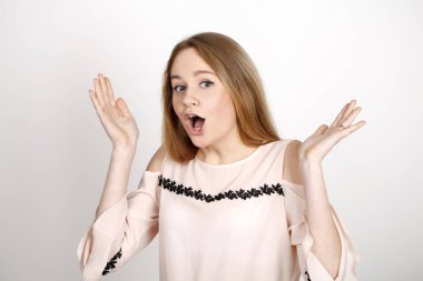 Yana doğru heyecan içinde seyir sürpriz mutlu genç kız